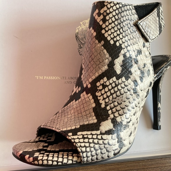 Vince Camuto Anglessi Snake Print Leather Heel Dress Sandals size 7.5 with box - Picture 9 of 16
